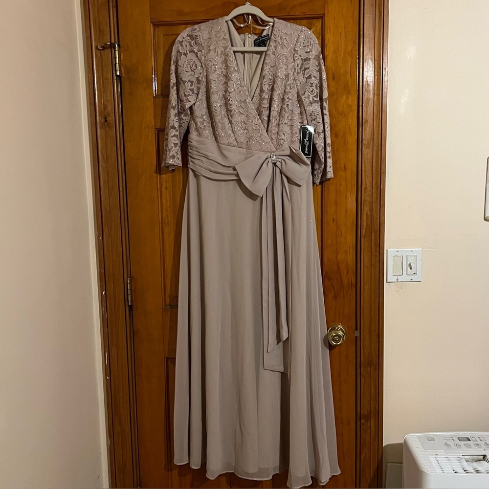 NWT Jessica Howard dress with lace bodice